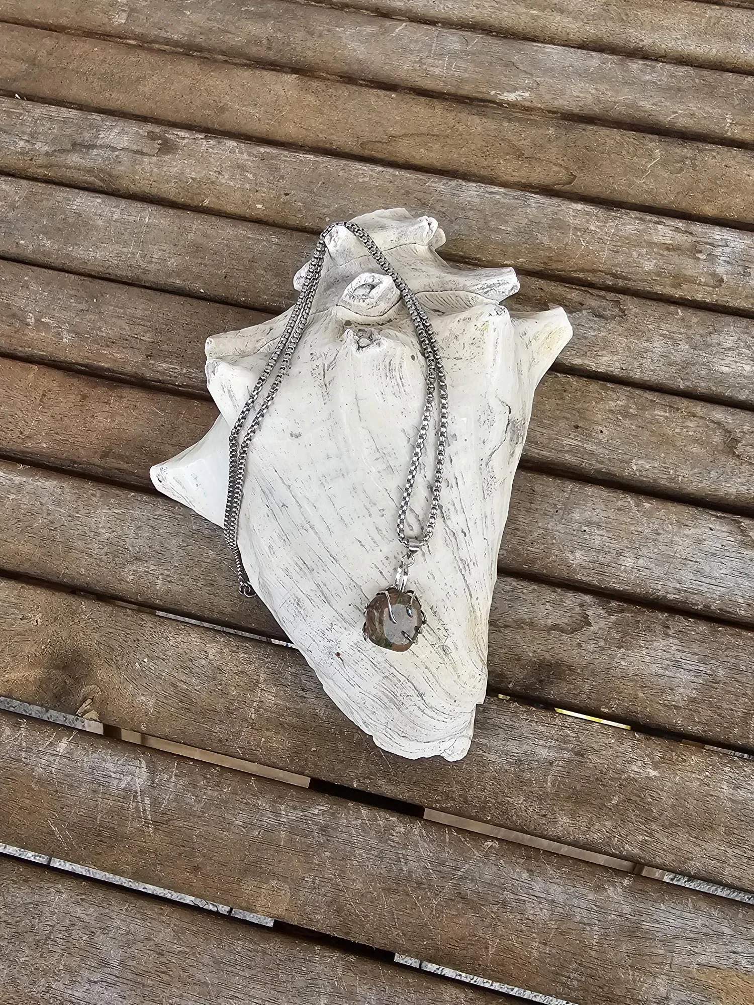 Kurze Halskette Almie Kurze Halskette mit Unakit Trommelstein Anhänger eingefasst in einer 925 Sterling Silber Fassung Gliederkette aus Metall Steinschmuck Steinkette Halskette mit Anhänger