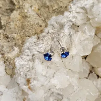 Ohrstecker Ohrringe Ohrschmuck 925 Sterling Silber in Tulpenform mit dunkelbauen Swarovski Steinen und Silikonstoppern Frauen Mädchen Ohrstecker