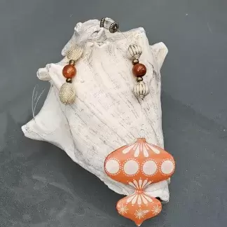 Dekohänger Deko Anhänger Fensterdeko Türdeko mit orange weissem Ballon Metallanhänger orangen Glasperlen creme goldenen Acryl Boho Perlen braun glänzenden Acrylperlen