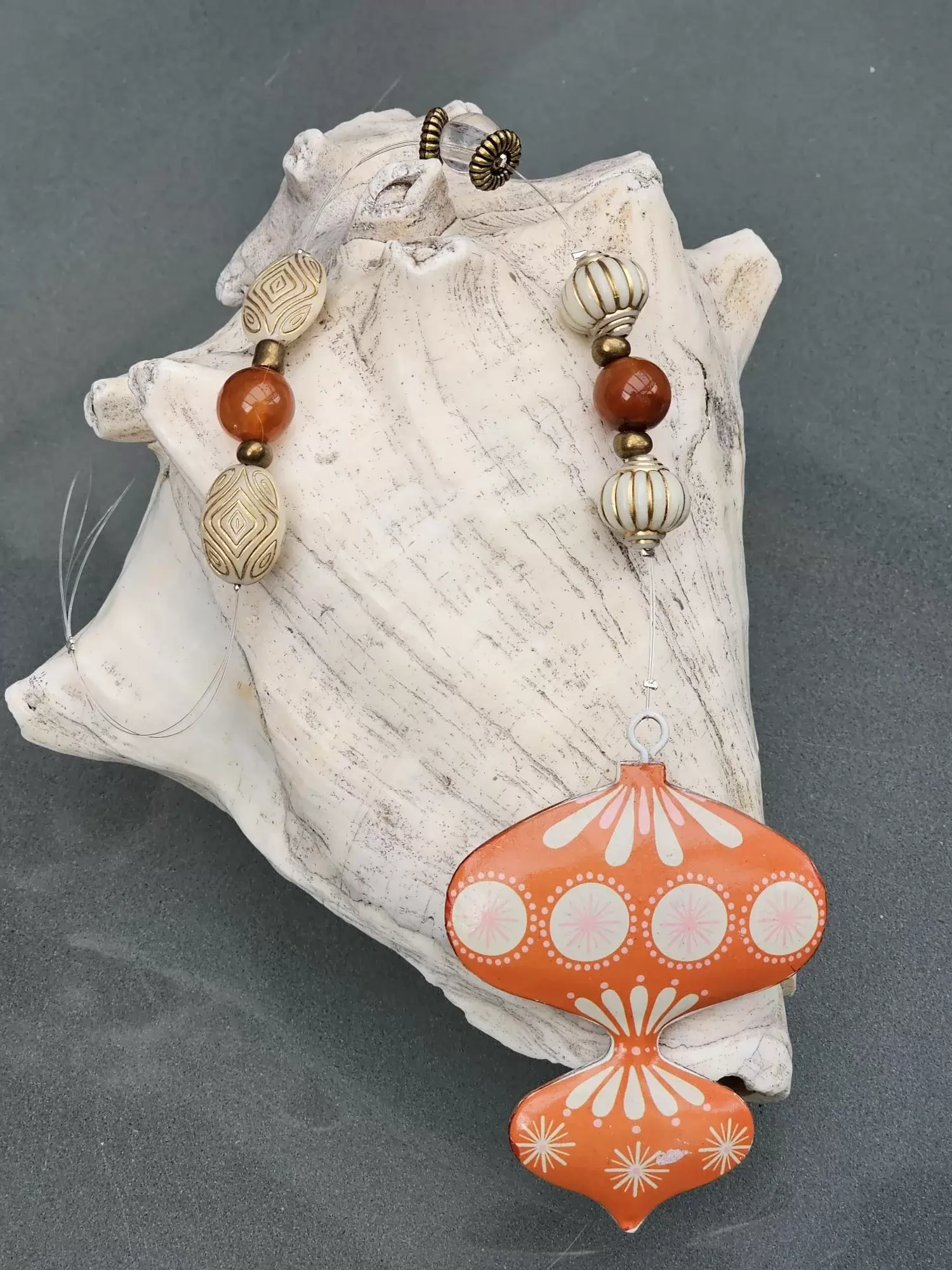 Dekohänger Orange Love mit Ballonanhänger – Tür- & Fensterdekoration (36 cm) Dekohänger Deko Anhänger Fensterdeko Türdeko mit orange weissem Ballon Metallanhänger orangen Glasperlen creme goldenen Acryl Boho Perlen braun glänzenden Acrylperlen