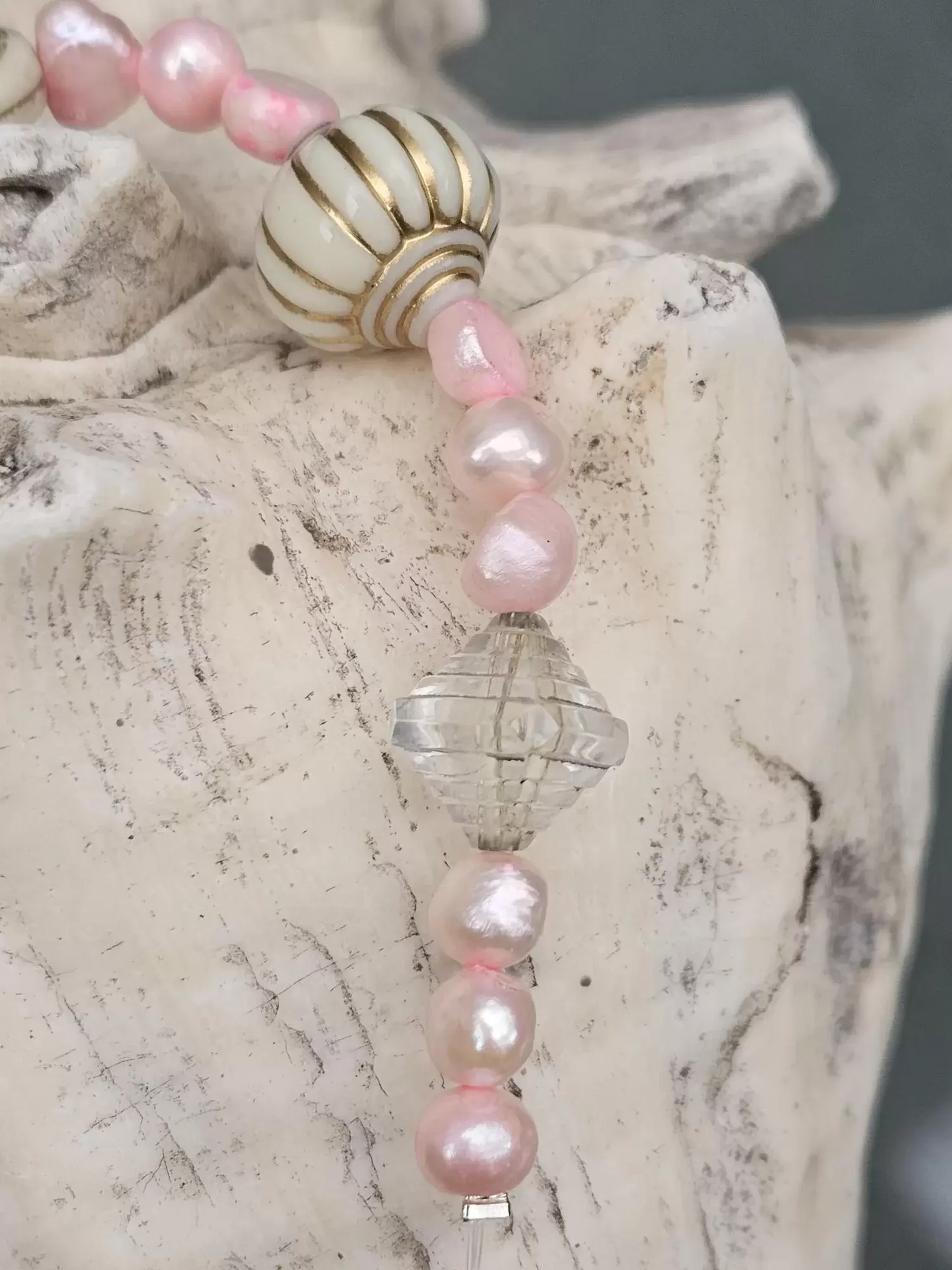 Zauberhafter Dekohänger Lovely Rose Dekohänger Deko Anhänger Fensterdeko Türdeko mit rosa weissem Ballon Metallanhänger rosa Zuchtperlen creme goldigen Acryl Boho Perlen