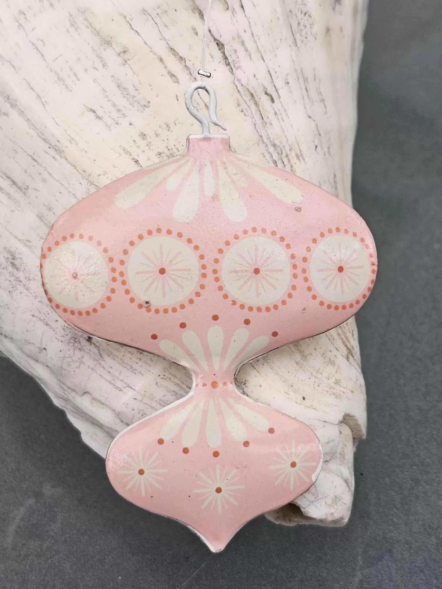Zauberhafter Dekohänger Lovely Rose Dekohänger Deko Anhänger Fensterdeko Türdeko mit rosa weissem Ballon Metallanhänger rosa Zuchtperlen creme goldigen Acryl Boho Perlen