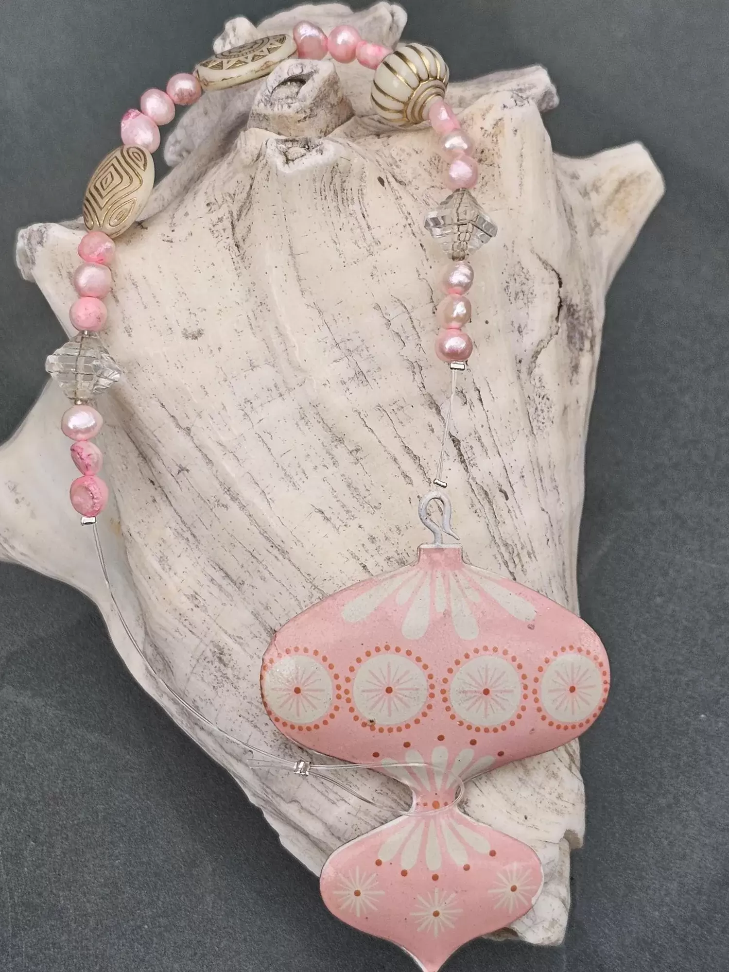 Zauberhafter Dekohänger Lovely Rose Dekohänger Deko Anhänger Fensterdeko Türdeko mit rosa weissem Ballon Metallanhänger rosa Zuchtperlen creme goldigen Acryl Boho Perlen