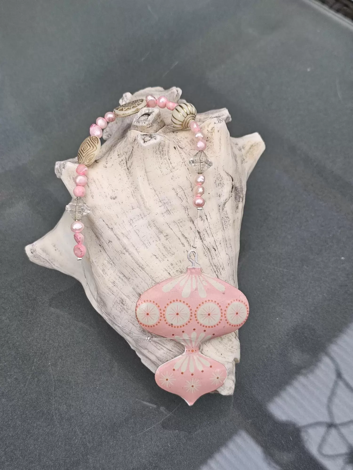 Zauberhafter Dekohänger Lovely Rose Dekohänger Deko Anhänger Fensterdeko Türdeko mit rosa weissem Ballon Metallanhänger rosa Zuchtperlen creme goldigen Acryl Boho Perlen