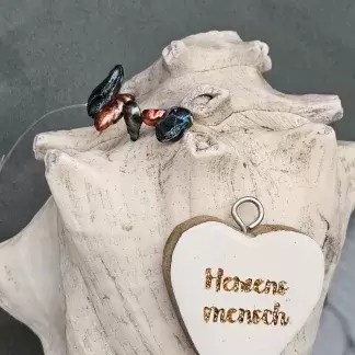 Dekohänger mini Mitbringsel Geschenk mit dunkelblau und rostrot gefärbten Zuchtperlen und Herz Holzanhänger weiss emailliert mit goldenem Schriftzug Herzensmensch