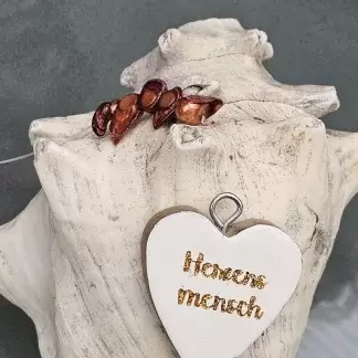 Dekohänger mini Mitbringsel Geschenk mit rostrot gefärbten Zuchtperlen und Herz Holzanhänger weiss emailliert mit godenem Schriftzug Herzensmensch