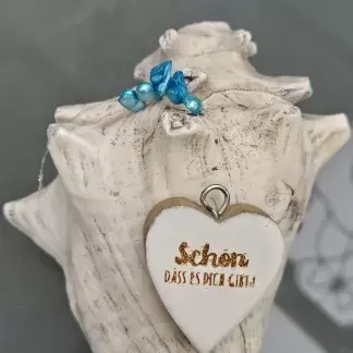 Dekohänger mini Mitbringsel Geschenk mit türkis gefärbten Zuchtperlen und Herz Holzanhänger weiss emailliert mit goldenem Schriftzug Schön dass es Dich gibt