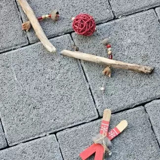 Weihnachts Girlande Weihnachtsdeko Fensterdeko Türdeko mit roten Skianhänger roter Glanz Rattankugel goldenen Holz und Metallperlen Eichelhütchen