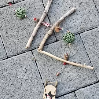 Weihnachts Girlande Weihnachtsdeko mit grünen Rattankugeln, Schlittenanhänger aus Holz roten Glasperlen goldenen Holzperlen