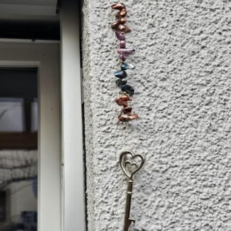 Dekohänger mit einem Mix aus Zuchtperlen und silberner Schlüsselanhänger