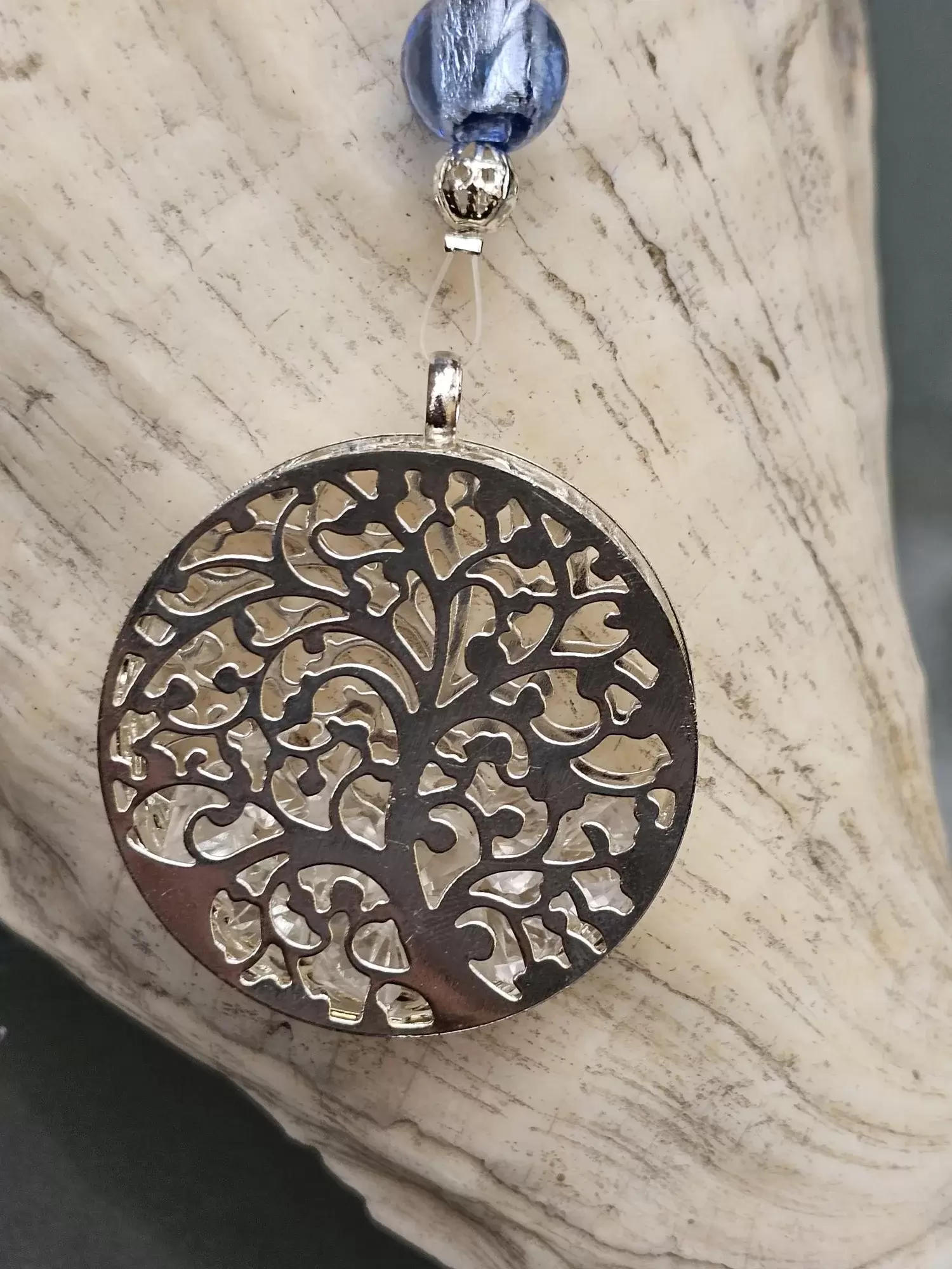 Dekohänger lila tree of life - mit einzigartiger weisser Schmuckperle und Strasssteinen (45cm) Dekohänger Deko Anhänger Fensterdeko Türdeko mit lila Lampwork Glasperlen Drahtsilberperlen weisser Kashmiriperlen mit Strasssteinchen runder Lebensbaumanhänger mit Strasssteinen