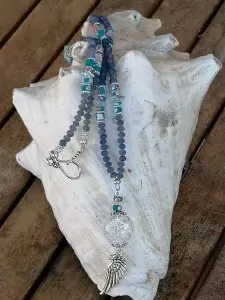 kundenauftrag-lange-ethno-boho-halskette-mit-bergkristallanhaenger-blauen-glasperlen-tuerkis-kokosrondellen-aquamarinsplitter-und-silberfarbenen-blumenrondellen-225x300 Kundenaufträge Schmuck und Schwemmholz