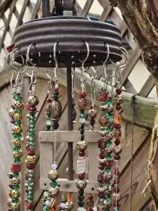 kundenauftrag-retro-girlande-deckel-von-altem-butterglas-glasperlen-metallperlen-bronze-girlande-windspiel-dekoration-sonnenfaenger-alte-schluessel-225x300 Kundenaufträge Schmuck und Schwemmholz