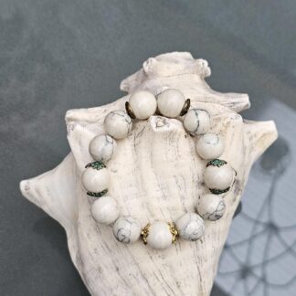Edelstein Armband mit weissen Perlen sowie goldenen und blauen Akzenten