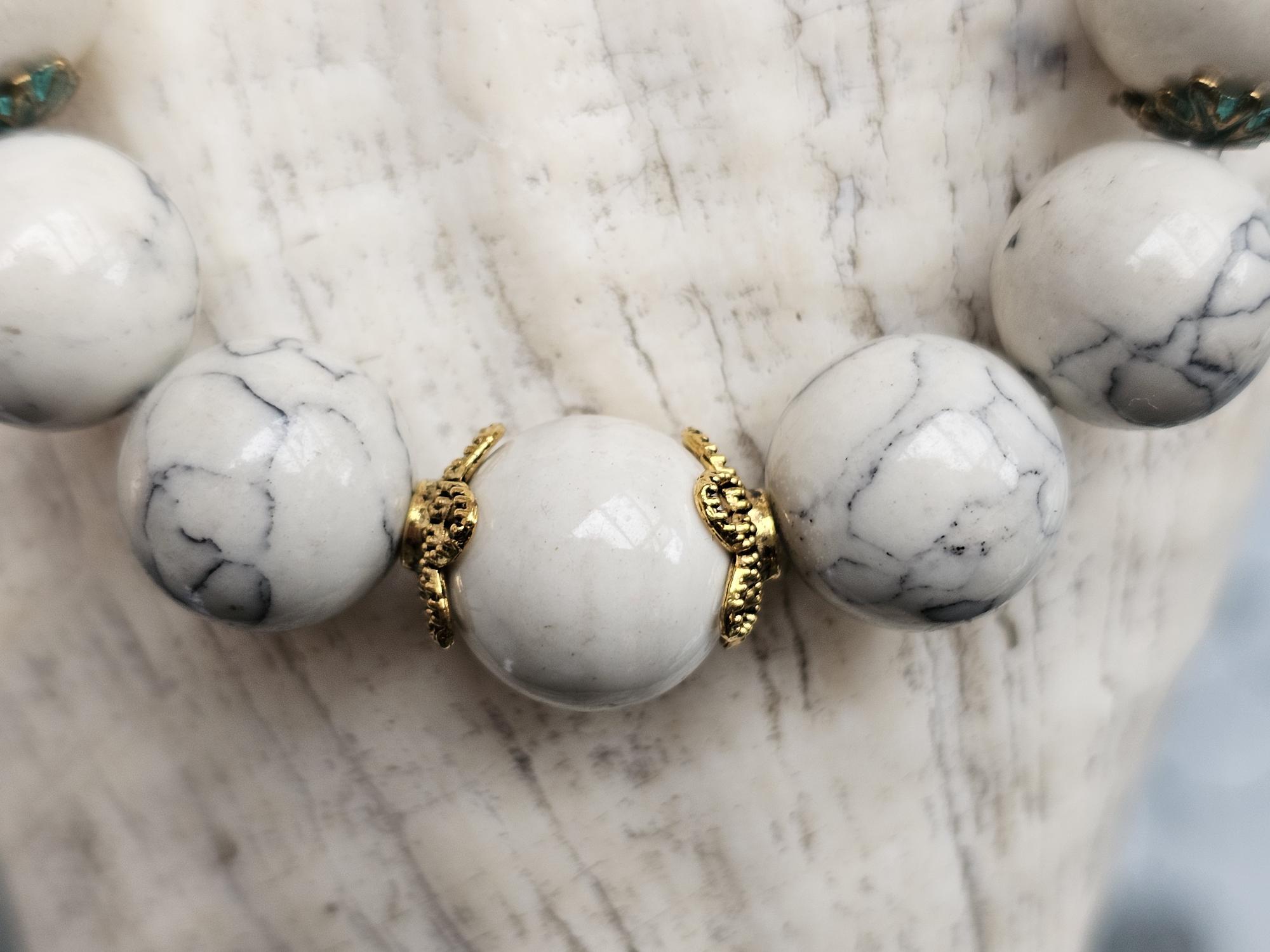 Anspruchvolles Edelstein Armband Lekika - Armschmuck für jeden Tag (18 bis 19cm) Edelstein Armband mit weissen Perlen sowie goldenen und blauen Akzenten
