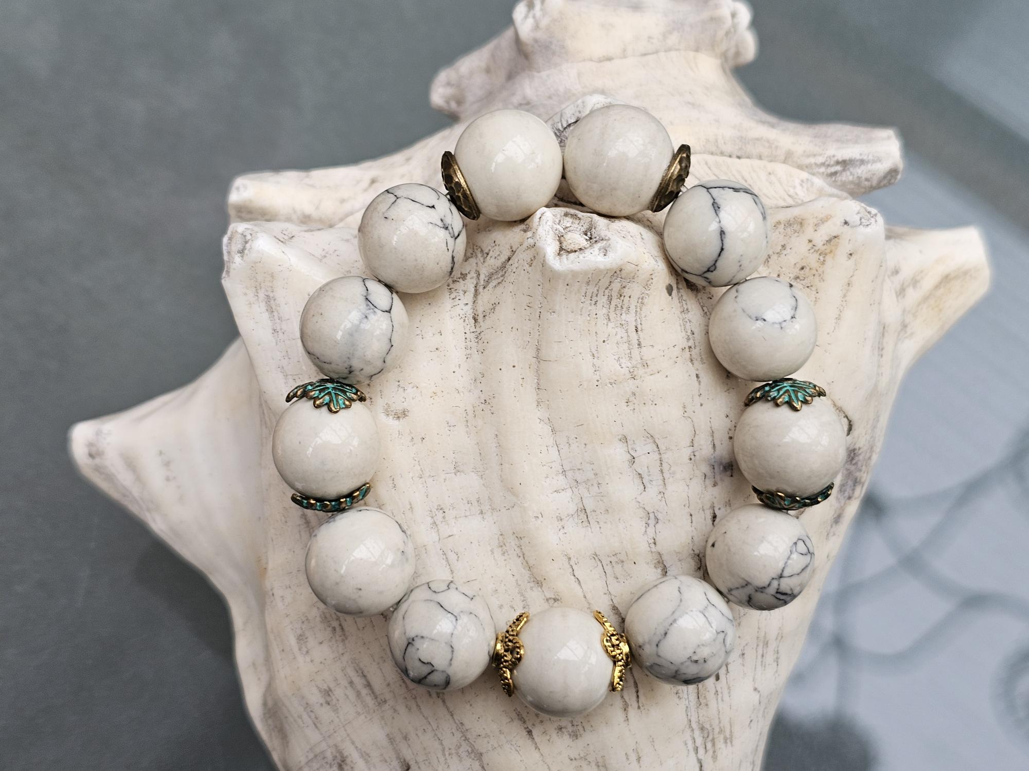 Anspruchvolles Edelstein Armband Lekika - Armschmuck für jeden Tag (18 bis 19cm) Edelstein Armband mit weissen Perlen sowie goldenen und blauen Akzenten