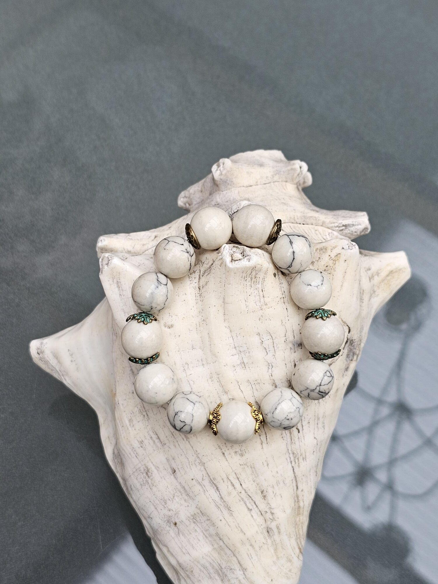 Anspruchvolles Edelstein Armband Lekika - Armschmuck für jeden Tag (18 bis 19cm) Edelstein Armband mit weissen Perlen sowie goldenen und blauen Akzenten