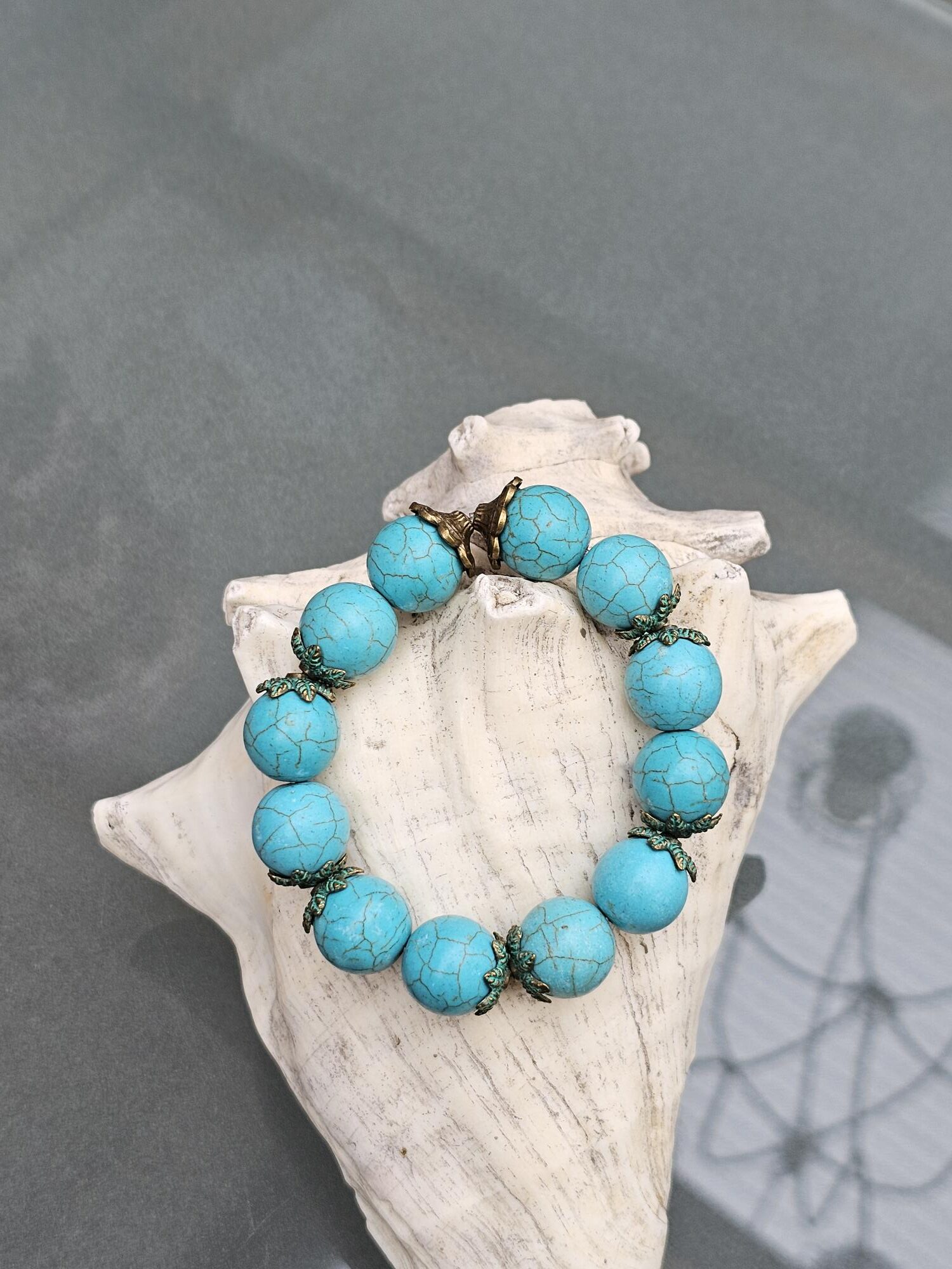 Erfrischendes Edelstein Armband Lilinoe; Willkommen in der Südsee (19 bis 20cm) Edelstein Armband mit türkis Perlen und Bronze Perlkappen