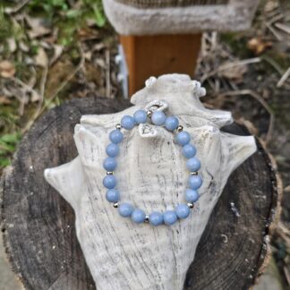 Edelstein Armband mit hellblauen Perlen.