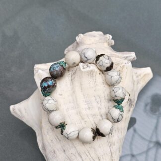 Edelstein Armband mit weissen und graublauen Perlen