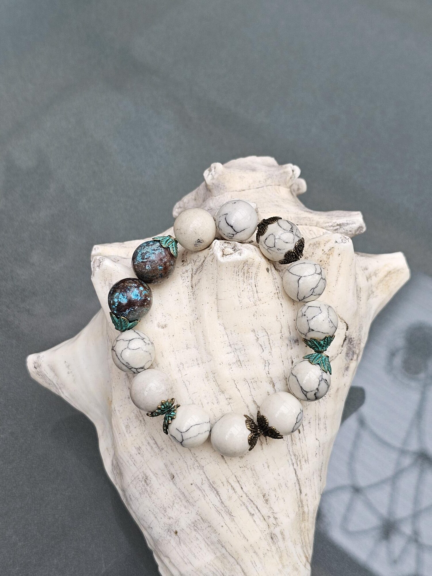 Extravagantes Edelstein Armband Vairani - ein starkes Unikat zum verlieben! (18 bis 20cm) Edelstein Armband mit weissen und graublauen Perlen