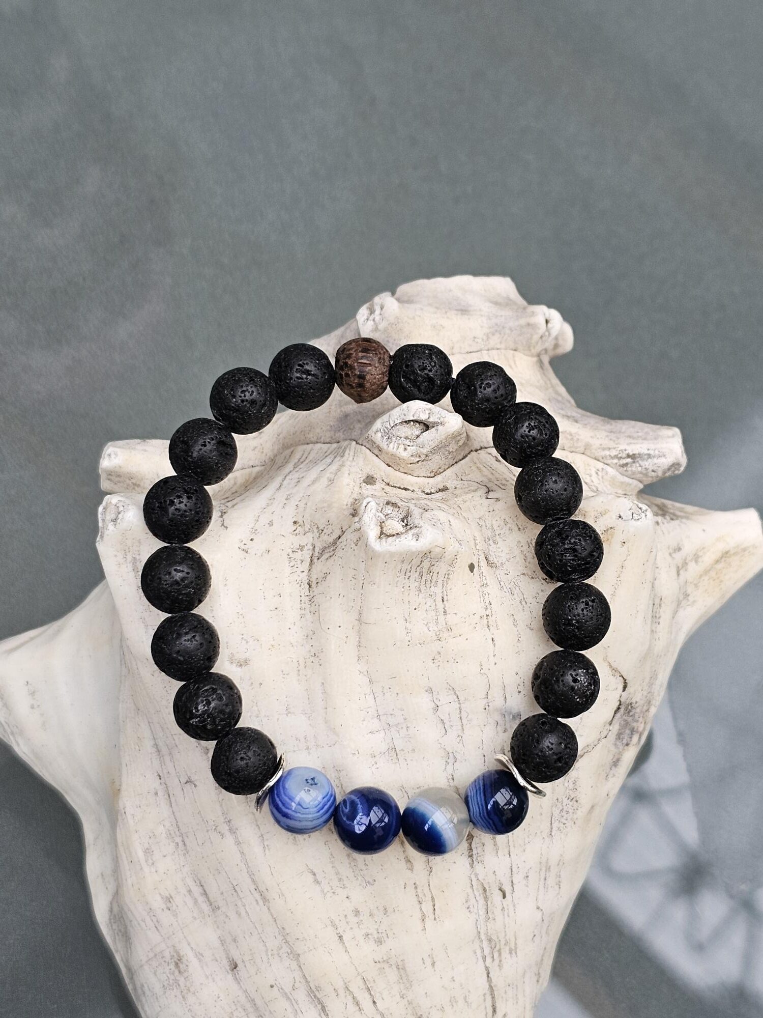 Aloha Nalu - DAS Männer Edelstein Armband mit Rafinesse und Einzigartigkeit (20 bis 22cm) Männer Edelstein Armband mit blauen und schwarzen Perlen