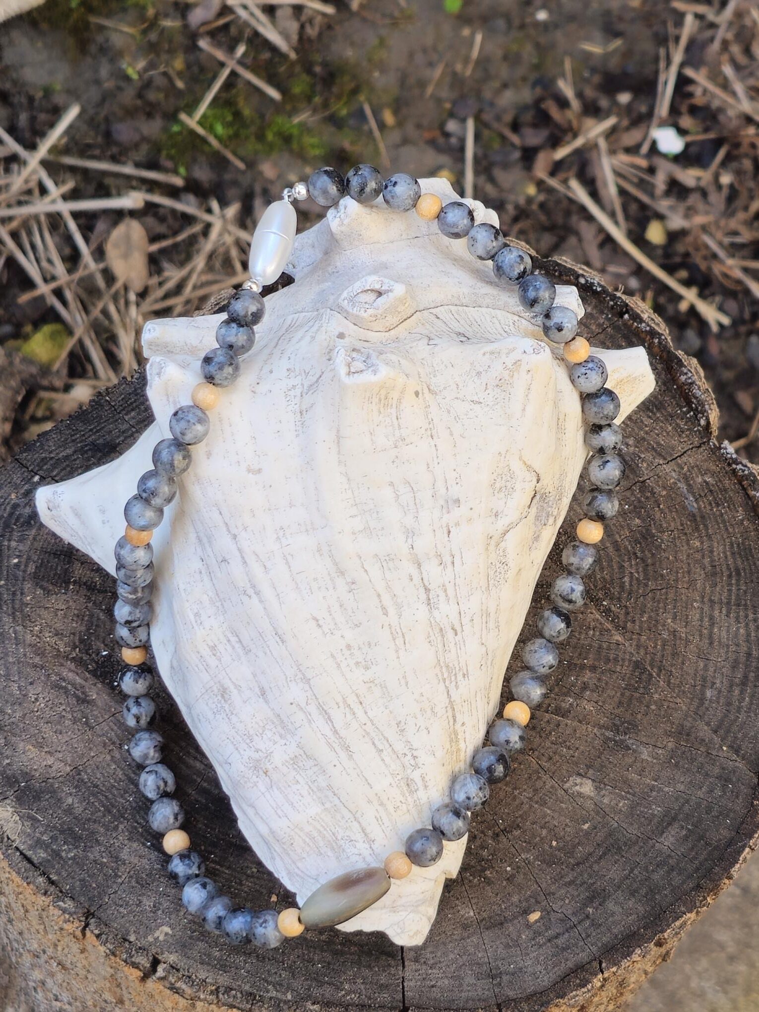 Männer Edelstein Halskette Enzo - stabilisierend und erdend auf Körper und Geist (50cm) Männer Edelstein Halskette mit grauen und beigen Perlen und Büffelhornperle
