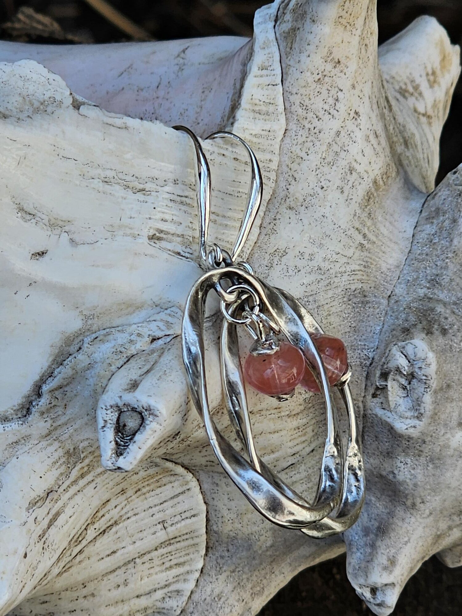 Inspirierende Ohrringe Rosalba in zartem rosa gespickt mit Silber (6cm) Ohrringe lang silber mit rosa Perlen