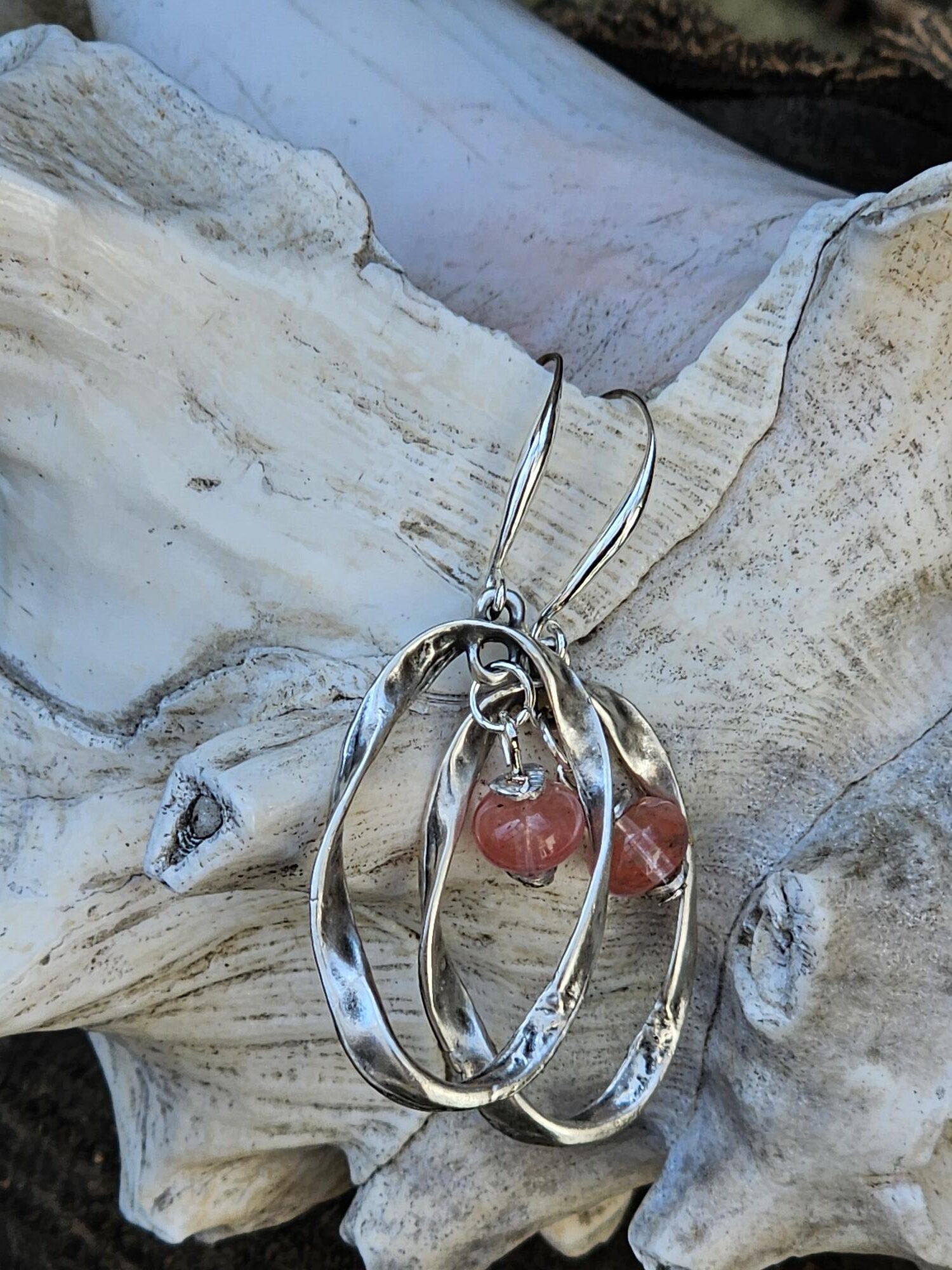 Inspirierende Ohrringe Rosalba in zartem rosa gespickt mit Silber (6cm) Ohrringe lang silber mit rosa Perlen