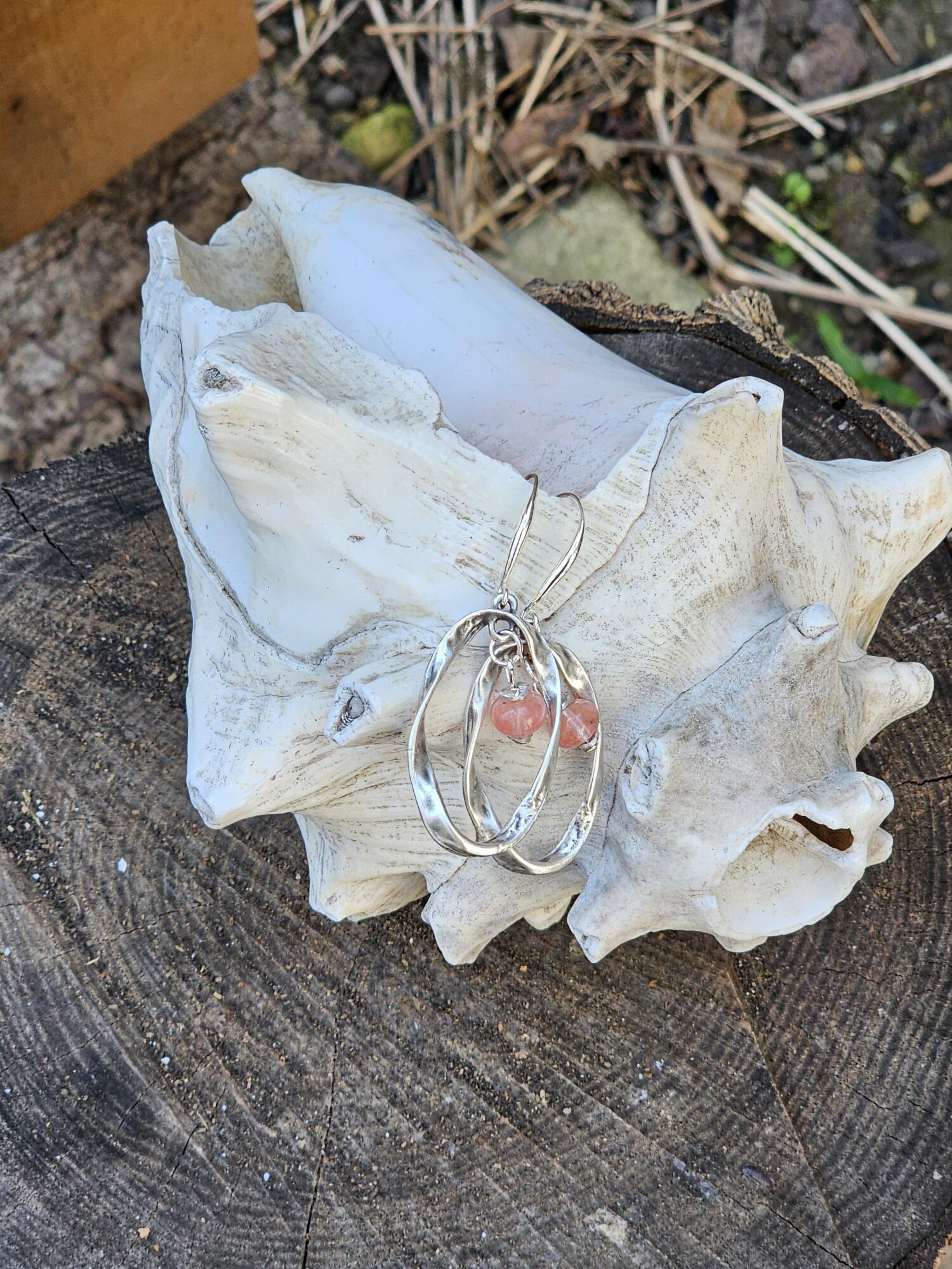 Inspirierende Ohrringe Rosalba in zartem rosa gespickt mit Silber (6cm) Ohrringe lang silber mit rosa Perlen