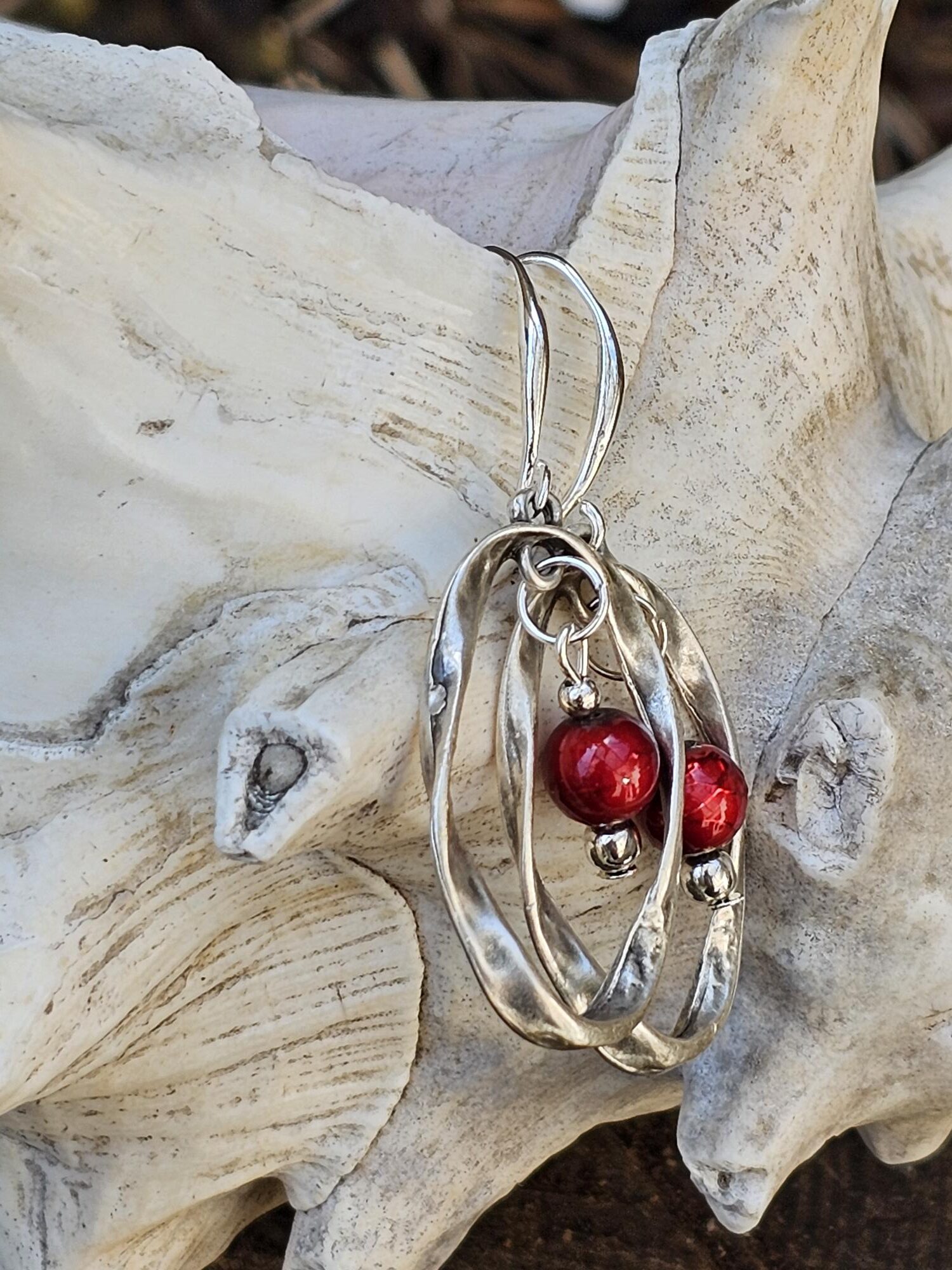 Herzige Ohrringe Clarissa - ein Abenteuer in Silber und Rot (6cm) Ohrringe lang silber mit roten Perlen