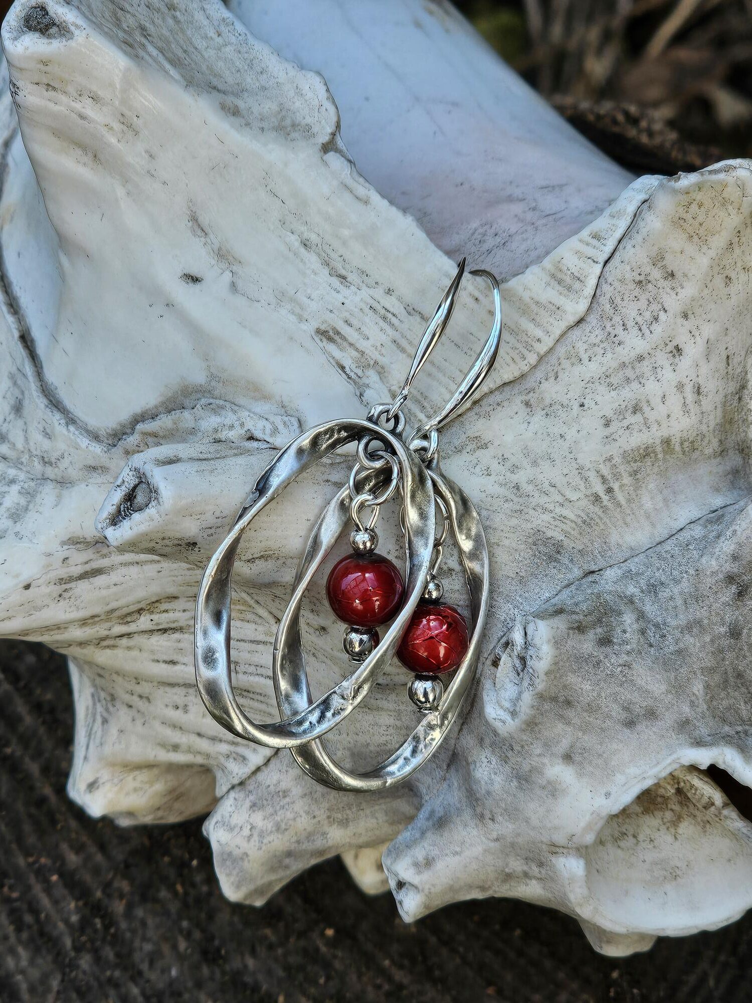 Herzige Ohrringe Clarissa - ein Abenteuer in Silber und Rot (6cm) Ohrringe lang silber mit roten Perlen