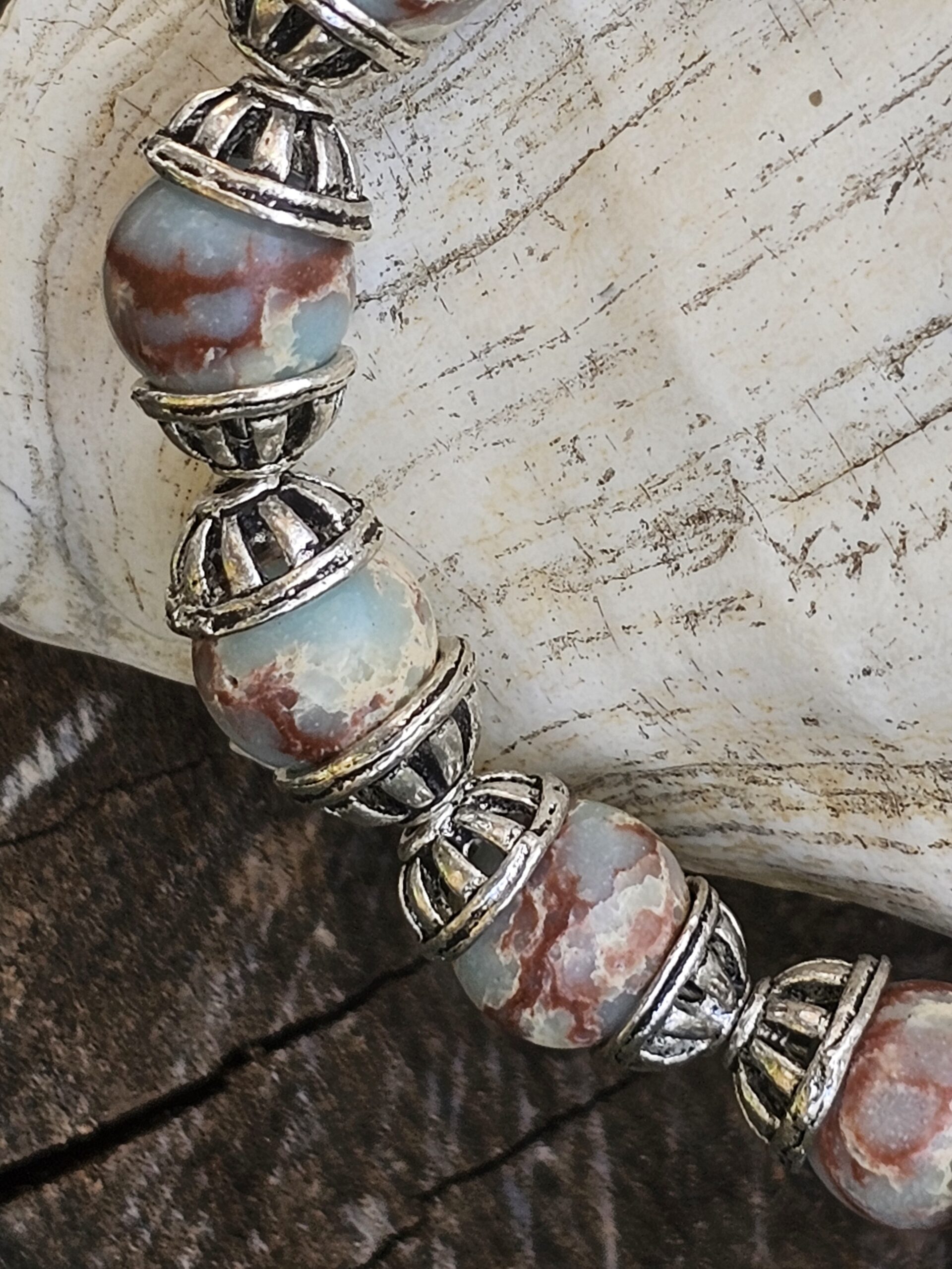 Erstaunliche kurze Edelstein Frauen Halskette Aiyana- Jaspis trifft Silber (45cm) Kurze Edelstein Frauen Halskette mit blauen und silbernen Perlen