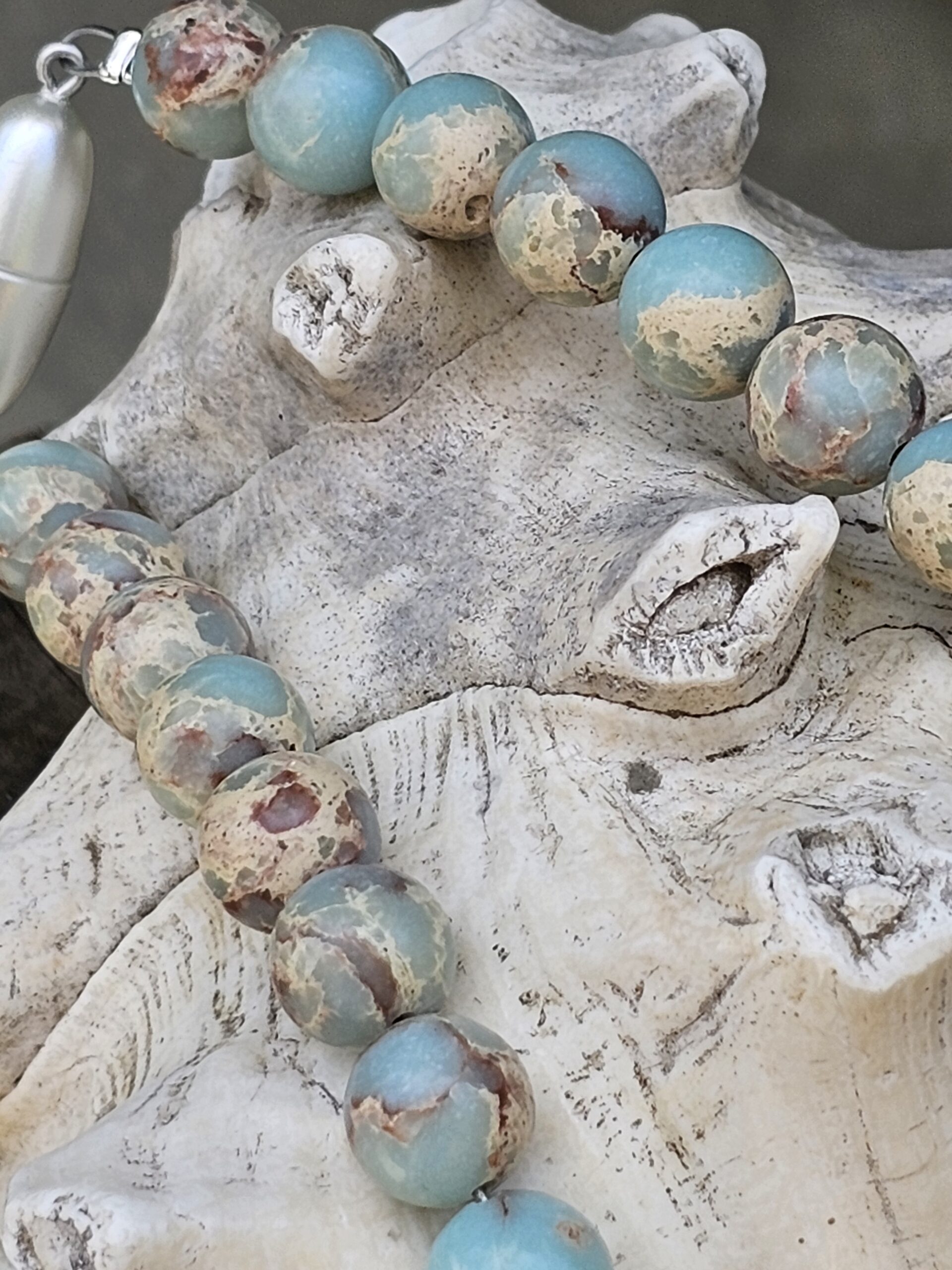 Erstaunliche kurze Edelstein Frauen Halskette Aiyana- Jaspis trifft Silber (45cm) Kurze Edelstein Frauen Halskette mit blauen und silbernen Perlen