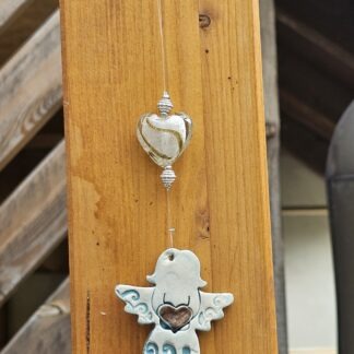 Engel Dekohänger hellblau mit Herz und weiss-goldener Herz Glasperle und silber