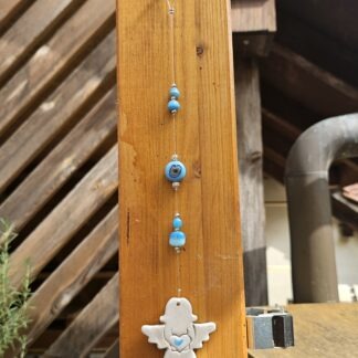 Engel Dekohänger weiss mit blauen Herzen und blauen silbernen Perlen