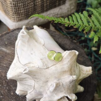 Cabochon Ohrstecker mit hellgrüner Perle