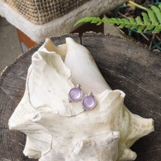 Cabochon Ohrstecker mit lila Glanzperlen