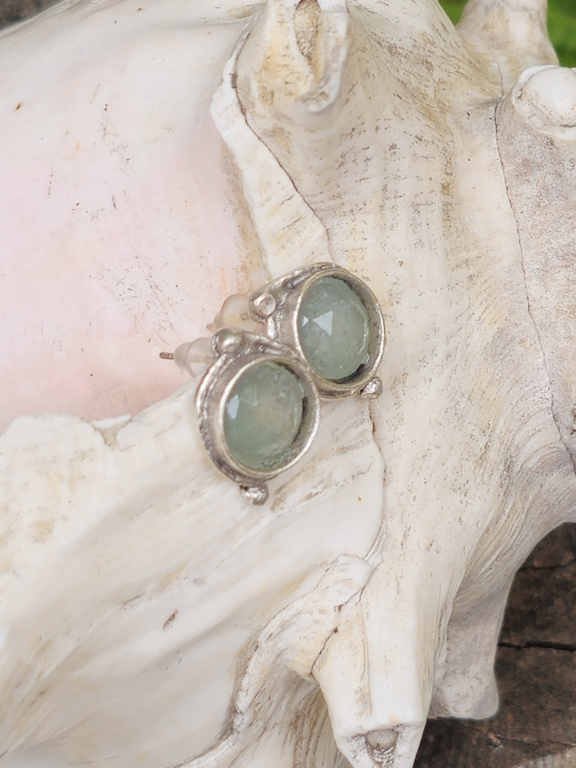 Bezaubernd sanftgrüne Edelstein Cabochon Ohrstecker - ein Traum mit Aventurinperlen - 2cm Edelstein Cabochon Ohrstecker mit hellgrünen Aventurinperlen