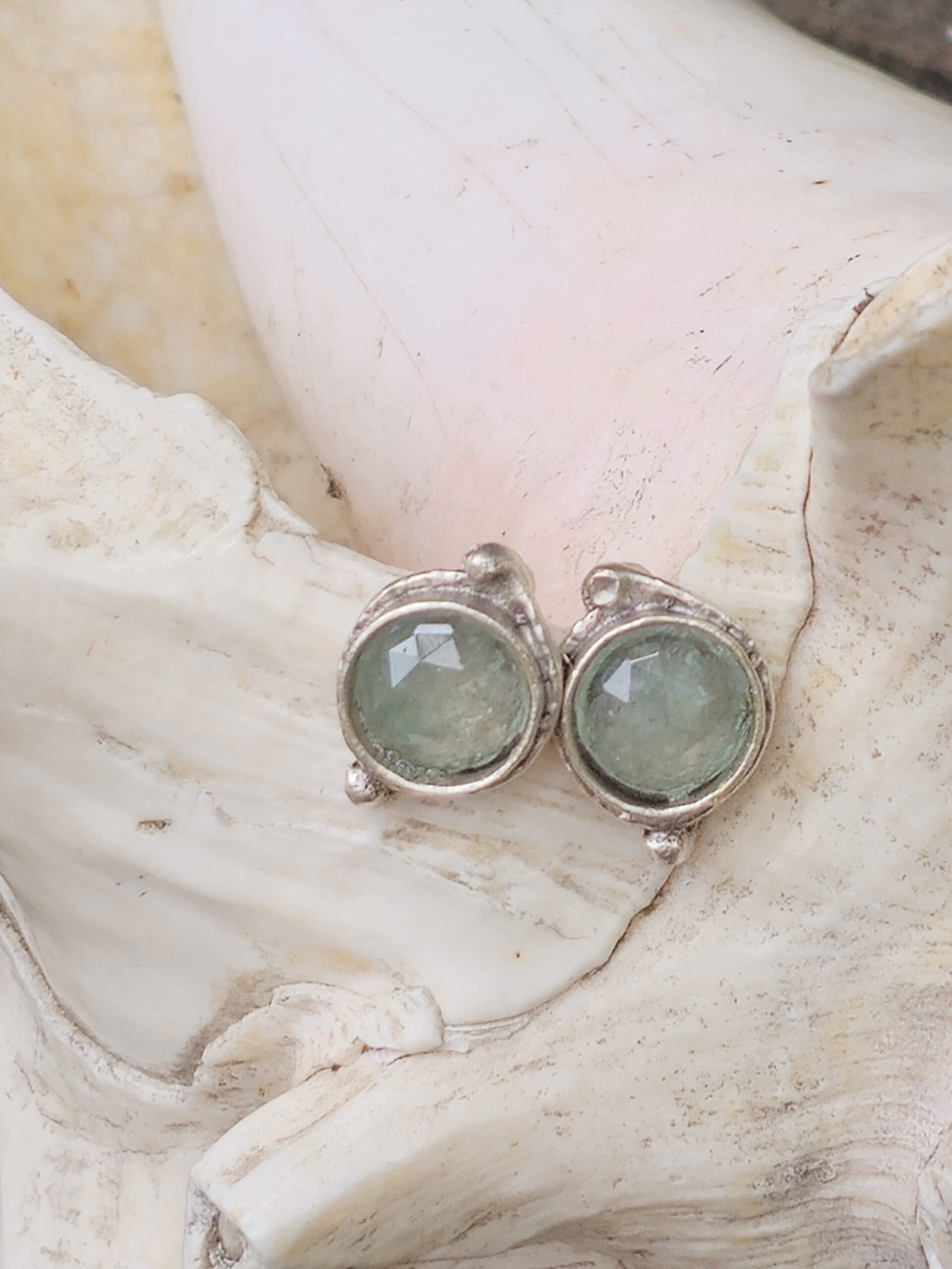 Bezaubernd sanftgrüne Edelstein Cabochon Ohrstecker - ein Traum mit Aventurinperlen - 2cm Edelstein Cabochon Ohrstecker mit hellgrünen Aventurinperlen