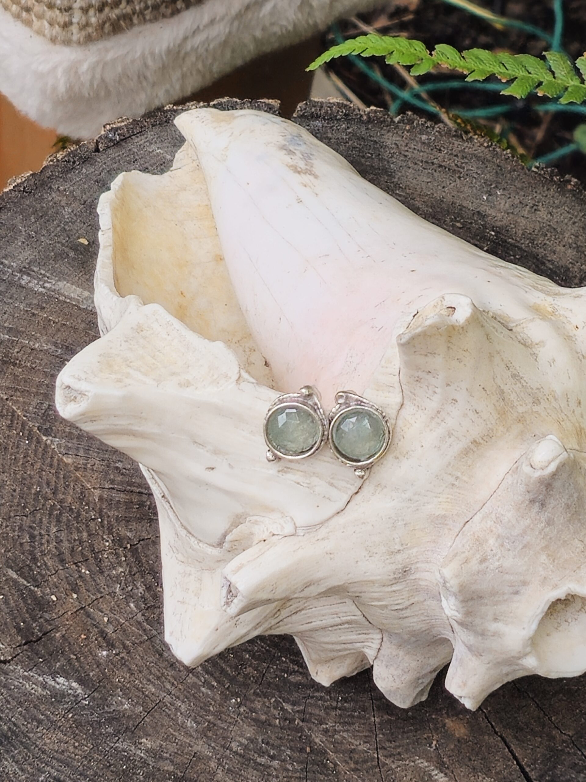 Bezaubernd sanftgrüne Edelstein Cabochon Ohrstecker - ein Traum mit Aventurinperlen - 2cm Edelstein Cabochon Ohrstecker mit hellgrünen Aventurinperlen