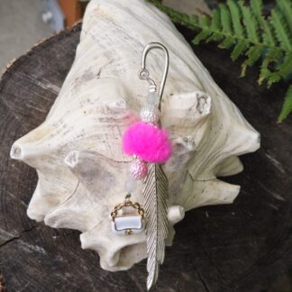 Lesezeichen mit Feder und Pompon pink