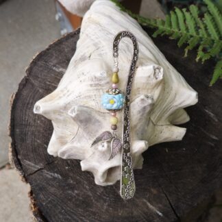 Lesezeichen mit Gänseblümchen und hellblauer Perle